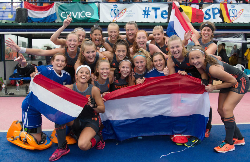 Nederlandse jonge hockeymeisjes winnen de Europese titel (wat een mooie foto als je het vergelijkt met het voetbalteam van Frankrijk WK). 2018FFU_3242-860x0-c-default